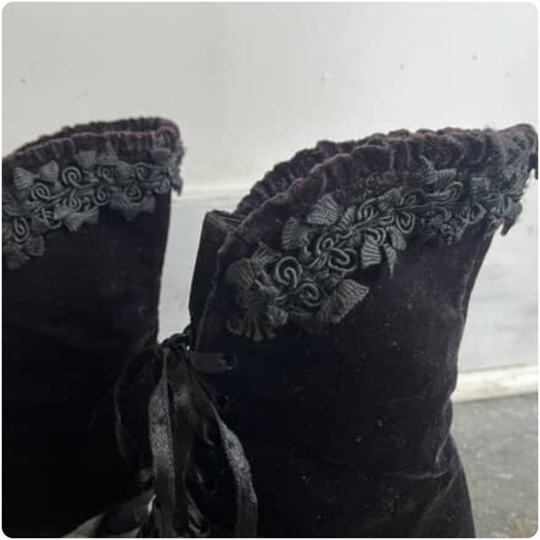 Natori Black Velvet Pointy Witchy Goth Lace Up Victorian Ankle Boots | size 8B