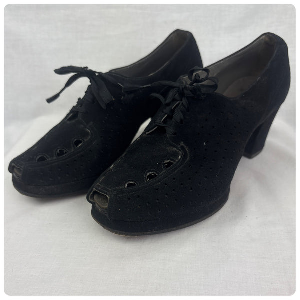 Vintage 1930s 40s Black Suede Lace Up Peeptoe Pumps w Cut Out Detailing 7.5 - 8