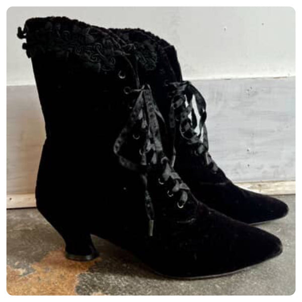Natori Black Velvet Pointy Witchy Goth Lace Up Victorian Ankle Boots | size 8B
