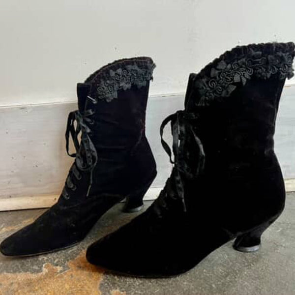 Natori Black Velvet Pointy Witchy Goth Lace Up Victorian Ankle Boots | size 8B