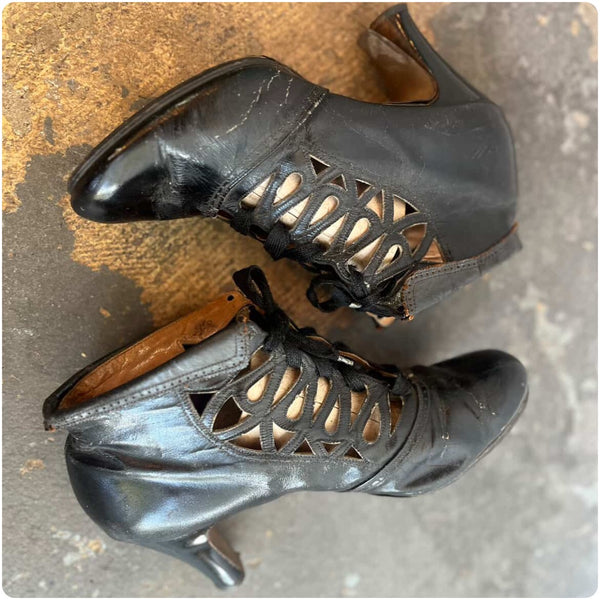 Edwardian Early 1900s Antique Black Leather Lace-Up Ankle Booties w Cutouts 8.5