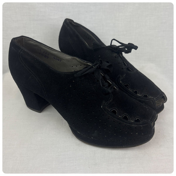 Vintage 1930s 40s Black Suede Lace Up Peeptoe Pumps w Cut Out Detailing 7.5 - 8