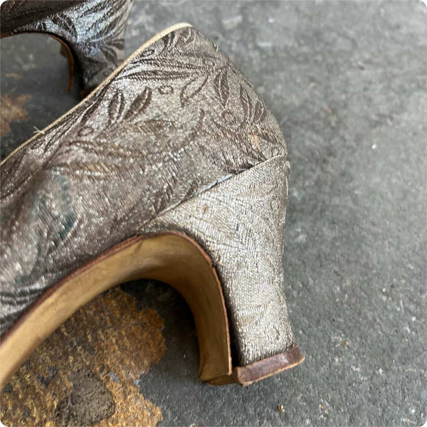 Antique 1920s Art Deco Silver Mary Jane Flapper Pumps – Cutout Detail – 6 6.5