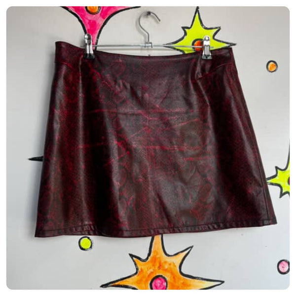 Vintage 90s Red Vegan Leather Snakeskin Mini Skirt – Mall Goth Emo Grunge – 5/6