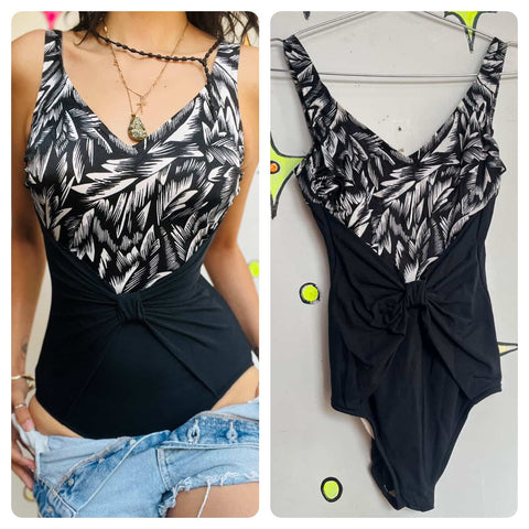 Vintage 70s | Retro One Piece Black and White Swimsuit Bathing Suit Bodysuit | S