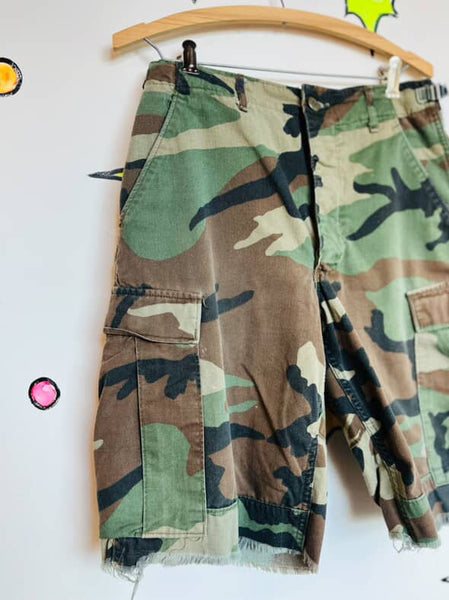 Vintage 90s Y2K Camo Utility Cargo Shorts - Grunge Boho Streetwear - S