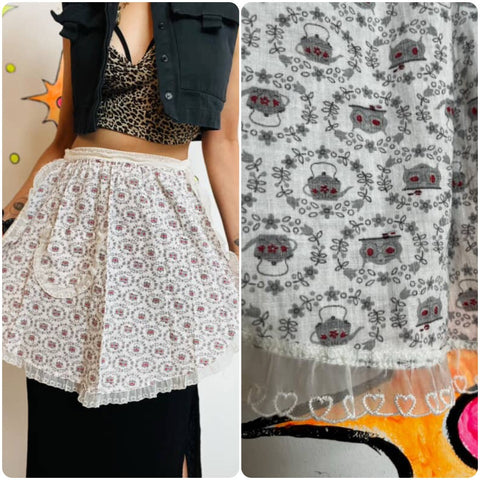 Vintage White Apron with Lace Trim & Pocket – Cottagecore Kitchen Accessory