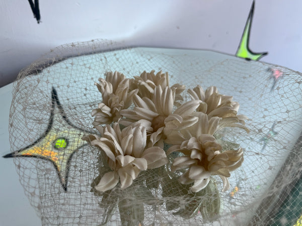 Vintage Creamy Off White Veil | 1940s–50s Mesh Floral Headpiece with Flowers