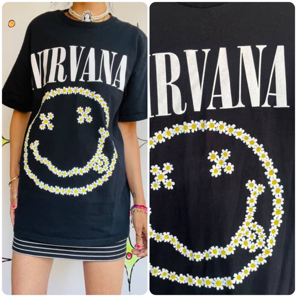 Vintage Nirvana Grunge Smiley Face Band Tee – Iconic 90s Concert Shirt – M