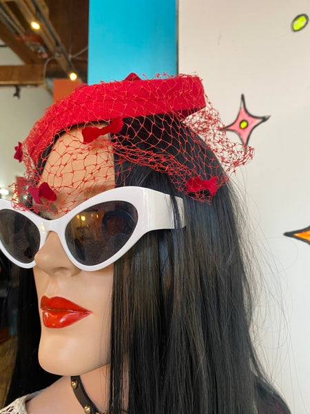1950s Red Mesh Bow Fascinator Hat – Hollywood Glam Netting Cocktail Headpiece