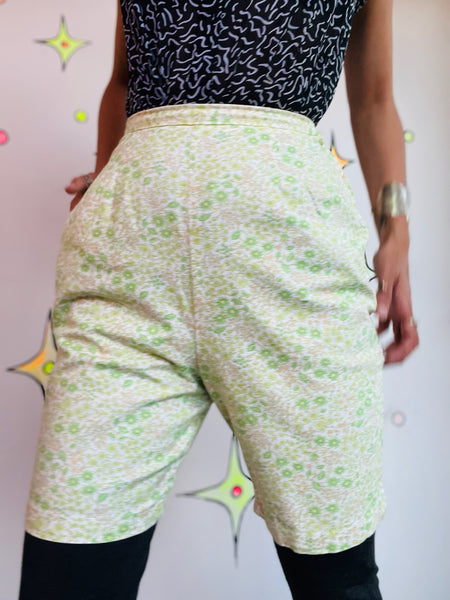 Vintage 50s 60s Green Floral High Waisted Pedal Pushers Capri Shorts – Small 3/4