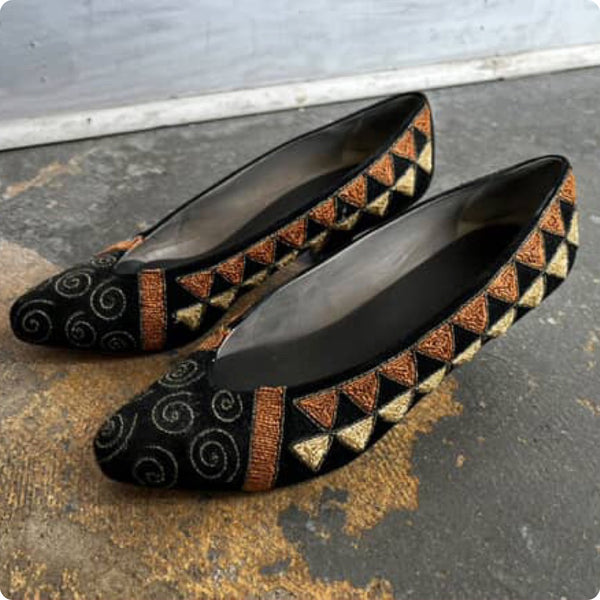 Vintage Boho Whimsy Goth Black Velvet Embroidered Low Heel Pumps - 8.5 Fits 8