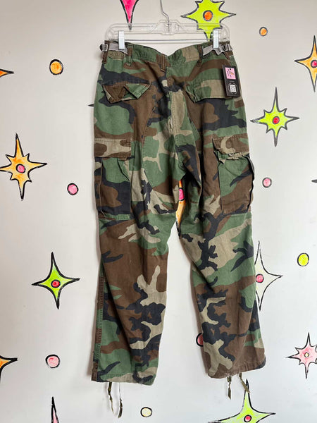 Vintage 90s Y2K Camo Cargo Pants - Grunge Boho Streetwear - 32.5" Waist