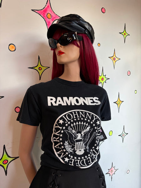Ramones Graphic Concert Tee Thrashed Punk Rock & Roll Metal Grunge T-Shirt S/M