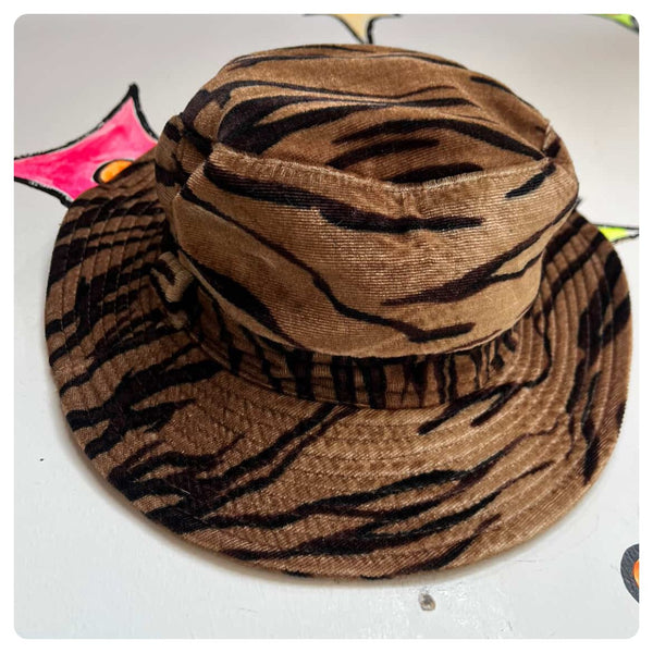 90s Y2K Tiger Stripe Velvet Bucket Hat – Animal Print Grunge Glam – Fuzzy Hat