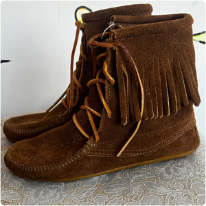 Minnetonka Moccassins | Leather Suede Fringe Moccasin Booties Boots | Size 7