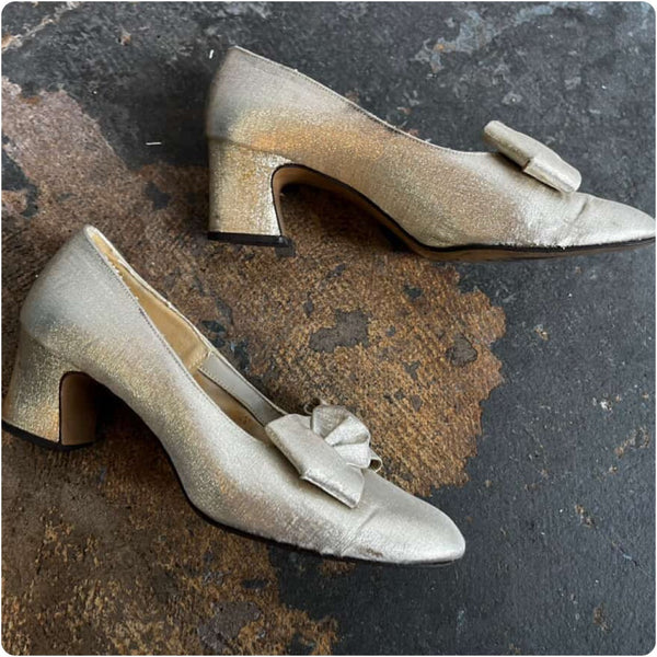 Vintage 60s Gold Metallic Brocade Heels - Square Bow Tips - Low Heel Pumps - 6