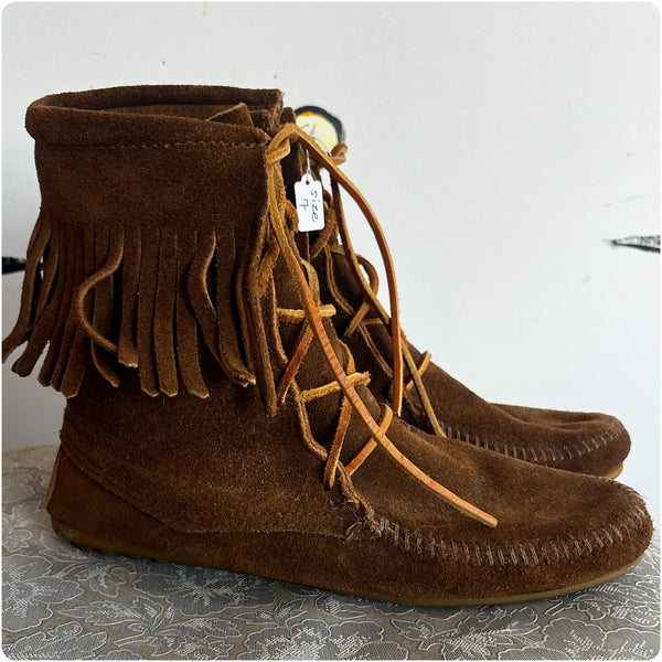 Minnetonka Moccassins | Leather Suede Fringe Moccasin Booties Boots | Size 7