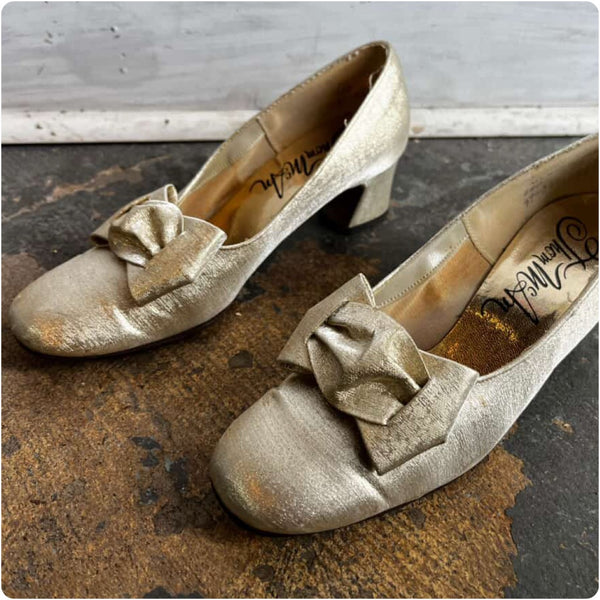 Vintage 60s Gold Metallic Brocade Heels - Square Bow Tips - Low Heel Pumps - 6