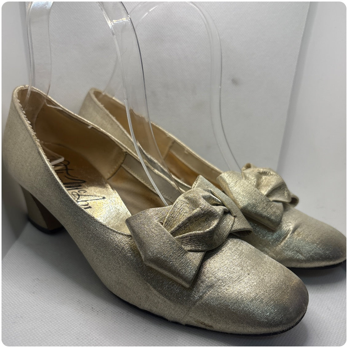 Vintage 60s Gold Metallic Brocade Heels - Square Bow Tips - Low Heel Pumps - 6
