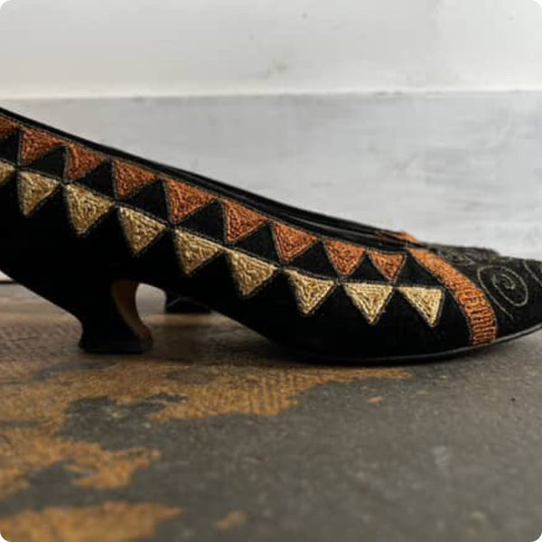 Vintage Boho Whimsy Goth Black Velvet Embroidered Low Heel Pumps - 8.5 Fits 8