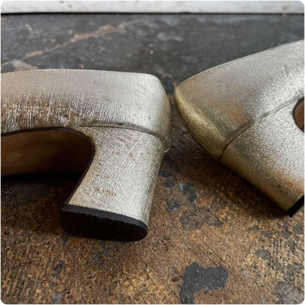 Vintage 60s Gold Metallic Brocade Heels - Square Bow Tips - Low Heel Pumps - 6