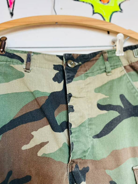 Vintage 90s Y2K Camo Utility Cargo Shorts - Grunge Boho Streetwear - S