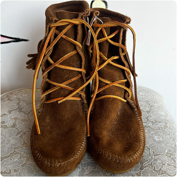 Minnetonka Moccassins | Leather Suede Fringe Moccasin Booties Boots | Size 7