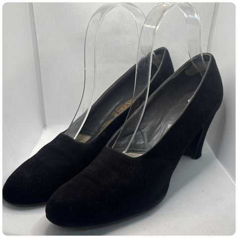 1950s–60s Minimal Black Suede Pumps – Round Toe – Peacock Shoe Shop 7.5 Narrow
