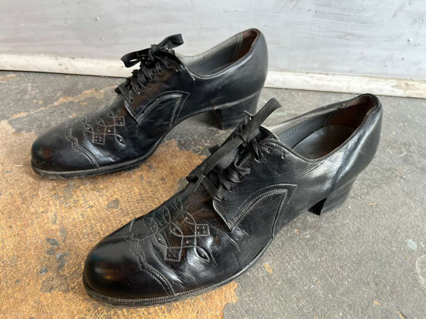 Vintage 1930s Black Leather Heeled Oxfords - Narrow Fit - Jahns Shoe Store - 8.5