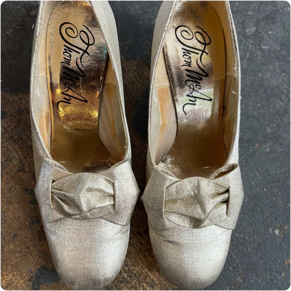 Vintage 60s Gold Metallic Brocade Heels - Square Bow Tips - Low Heel Pumps - 6