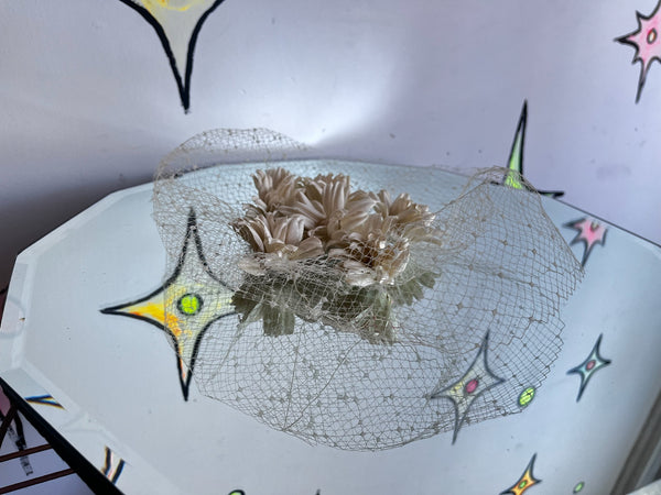 Vintage Creamy Off White Veil | 1940s–50s Mesh Floral Headpiece with Flowers