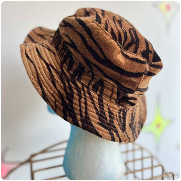 90s Y2K Tiger Stripe Velvet Bucket Hat – Animal Print Grunge Glam – Fuzzy Hat