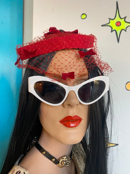 1950s Red Mesh Bow Fascinator Hat – Hollywood Glam Netting Cocktail Headpiece