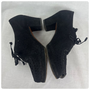 Vintage 1930s 40s Black Suede Lace Up Peeptoe Pumps w Cut Out Detailing 7.5 - 8