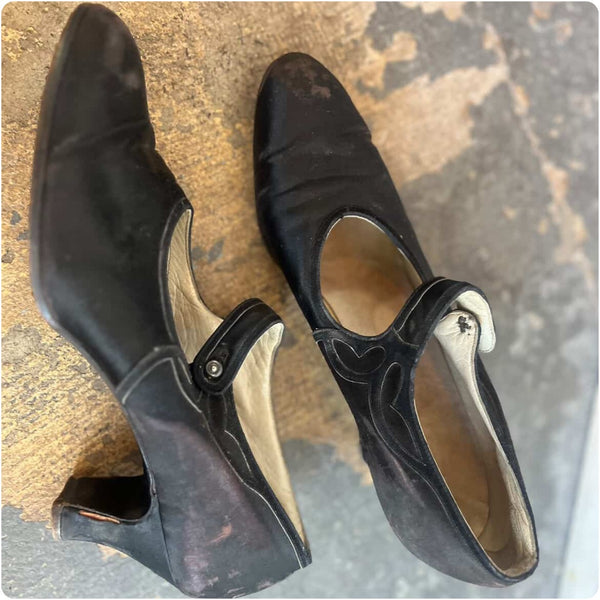 Antique 1920s Black Silk Mary Jane Pumps – Art Deco Heels – Size 8/8.5