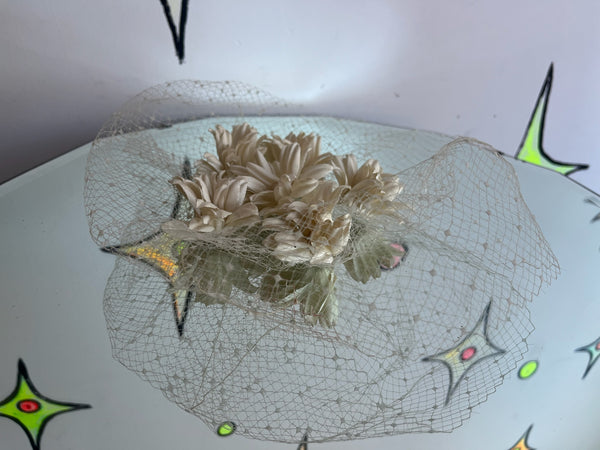 Vintage Creamy Off White Veil | 1940s–50s Mesh Floral Headpiece with Flowers