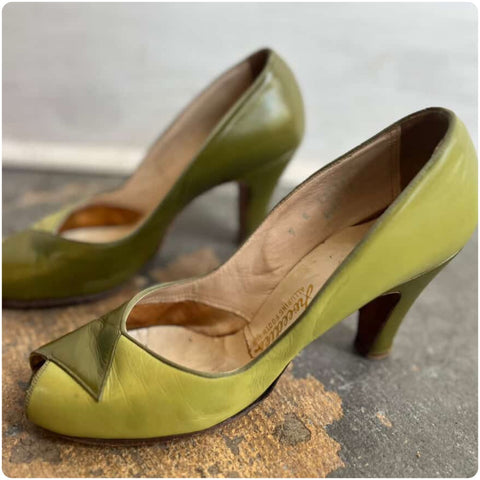 True Vintage 1940s Olive Green Leather Old Hollywood Glam Heels – Size 7.5