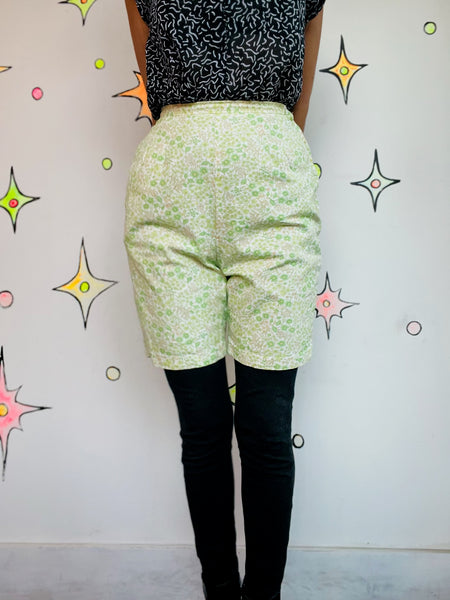 Vintage 50s 60s Green Floral High Waisted Pedal Pushers Capri Shorts – Small 3/4