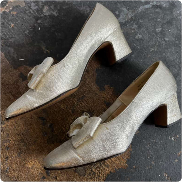 Vintage 60s Gold Metallic Brocade Heels - Square Bow Tips - Low Heel Pumps - 6
