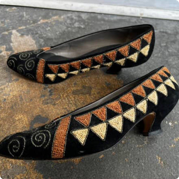 Vintage Boho Whimsy Goth Black Velvet Embroidered Low Heel Pumps - 8.5 Fits 8