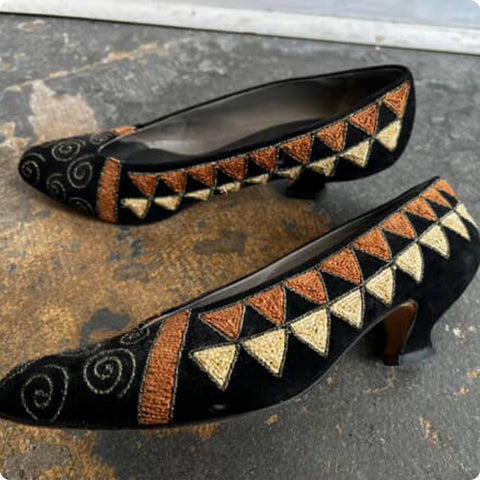 Vintage Boho Whimsy Goth Black Velvet Embroidered Low Heel Pumps - 8.5 Fits 8