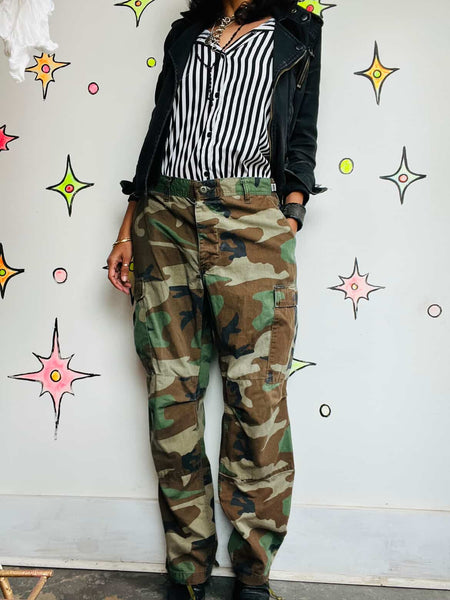 Vintage 90s Y2K Camo Cargo Pants - Grunge Boho Streetwear - 32.5" Waist