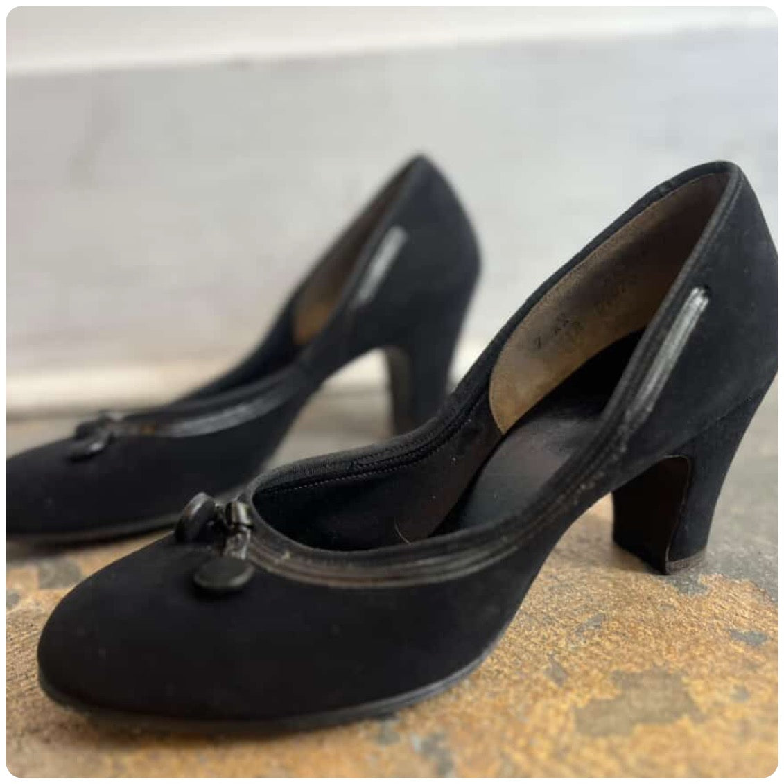 1940s–50s Black Suede Round-Toe Pumps w/ Tassels – Air Step by Magic Sole – 7
