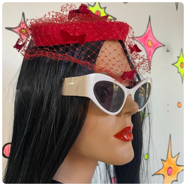 1950s Red Mesh Bow Fascinator Hat – Hollywood Glam Netting Cocktail Headpiece