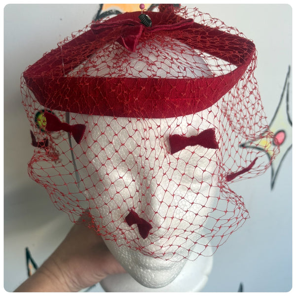 1950s Red Mesh Bow Fascinator Hat – Hollywood Glam Netting Cocktail Headpiece