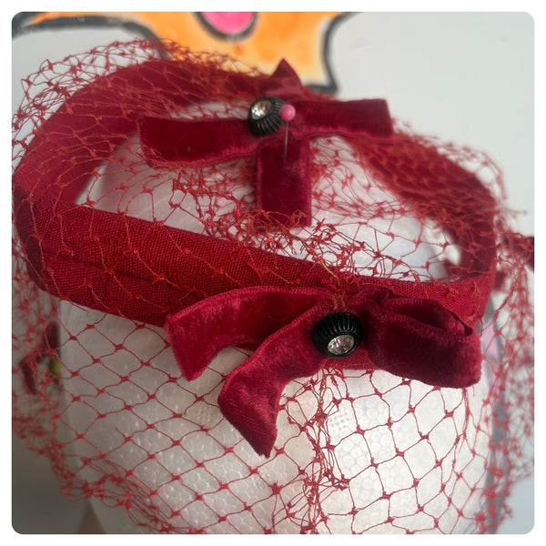 1950s Red Mesh Bow Fascinator Hat – Hollywood Glam Netting Cocktail Headpiece