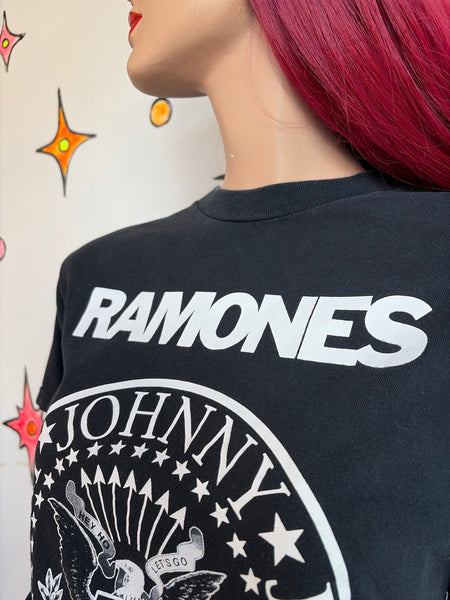 Ramones Graphic Concert Tee Thrashed Punk Rock & Roll Metal Grunge T-Shirt S/M