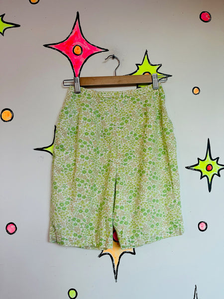Vintage 50s 60s Green Floral High Waisted Pedal Pushers Capri Shorts – Small 3/4