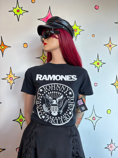 Ramones Graphic Concert Tee Thrashed Punk Rock & Roll Metal Grunge T-Shirt S/M